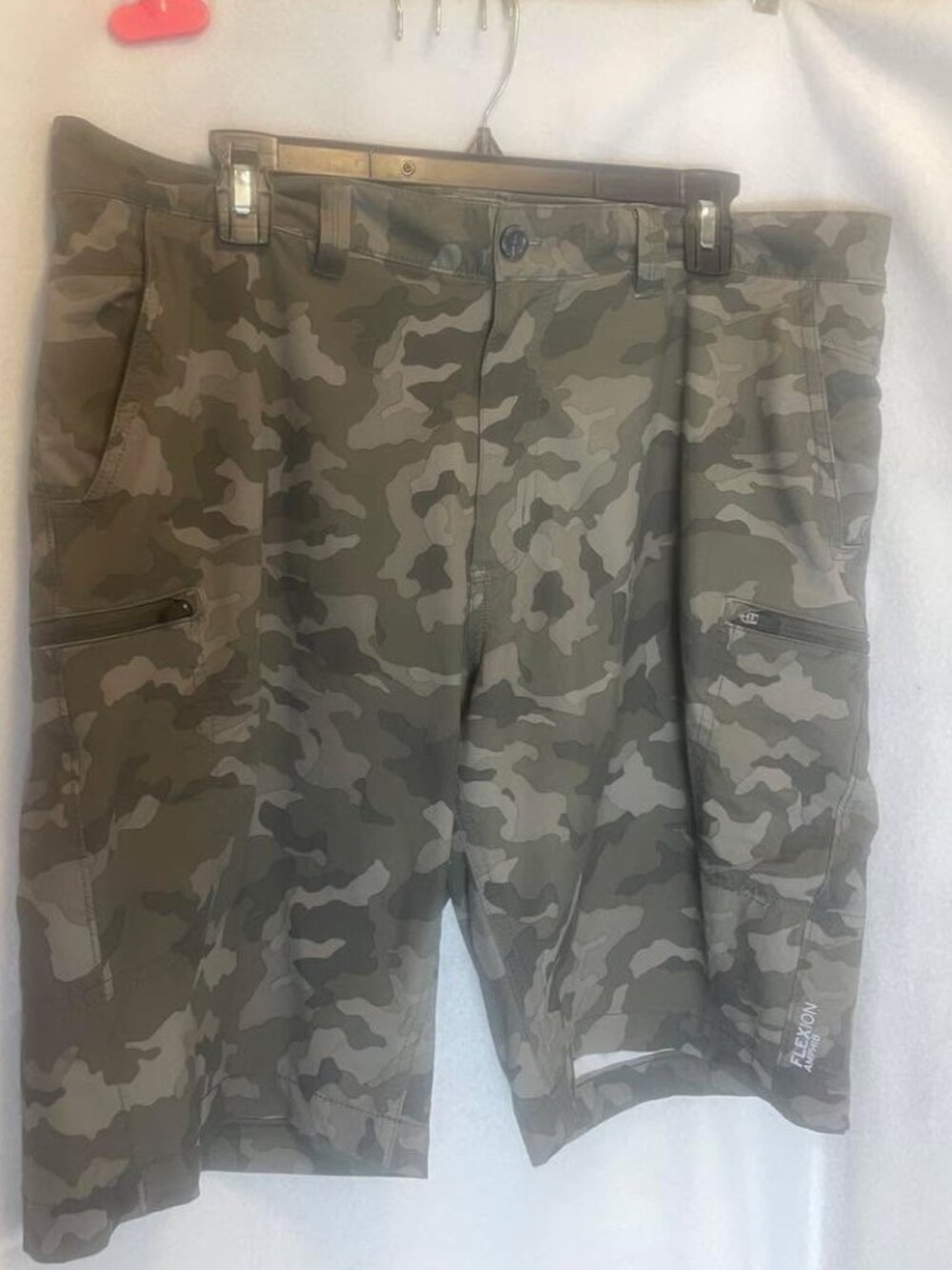 EUC Eddie Bauer Men's Green Camo Cargo Shorts size 35